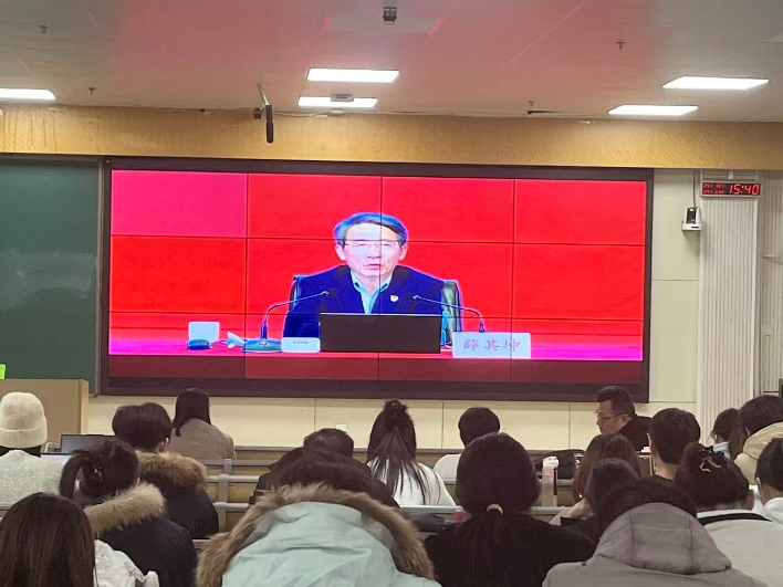 公共卫生学院组织观看学习2025年下半年 党员基本培训第二次集中大课